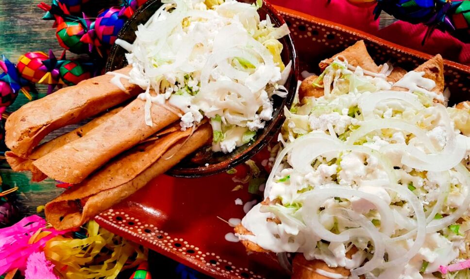 Flautas ahogadas en salsa verde