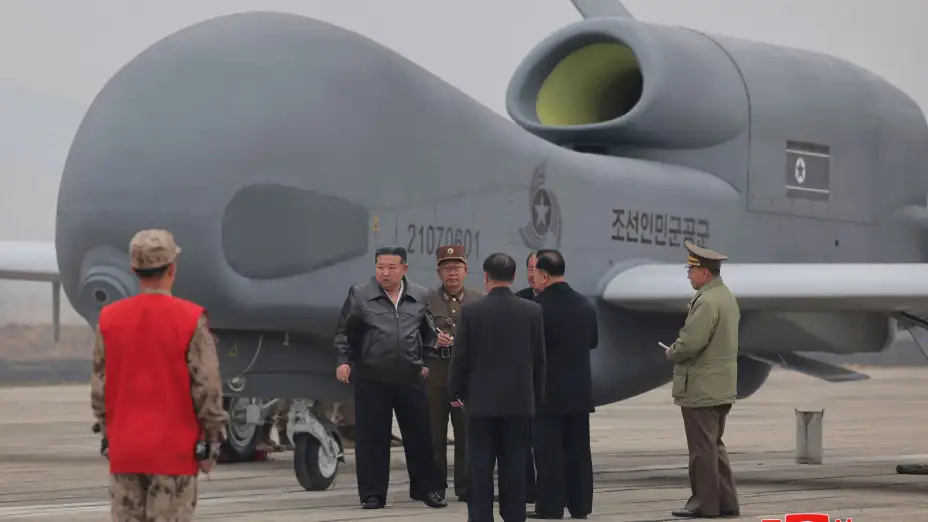 El líder Norcoreano, Kim Jong Un, junto a un gran dron de reconocimiento.