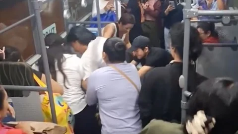 mujeres pelean va y ven