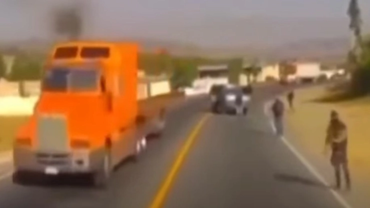 Trailero evita violento asalto tras audaz maniobra en carretera de Puebla, México