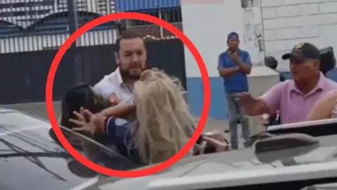 Pelea en plena avenida: esposa embarazada enfrenta a presunta amante y detienen el tráfico