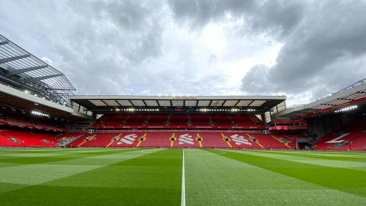 Aficionados abuchean himno de ‘God Save the King’ en el estadio del Liverpool