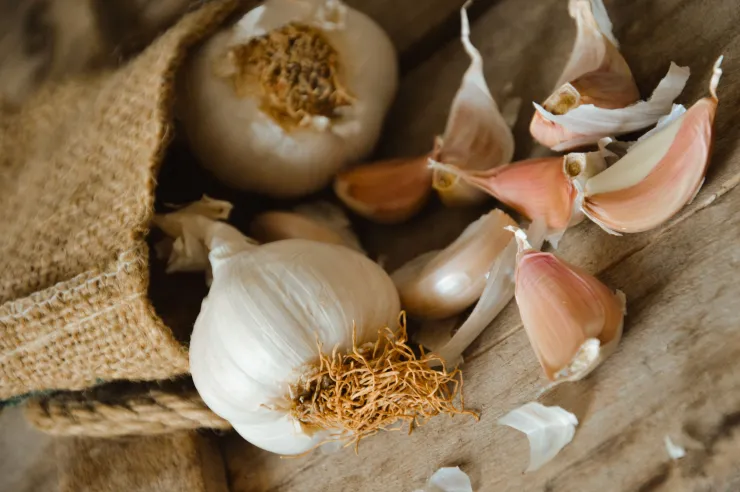 Por esta razón deberías quemar una cáscara de ajo en tu cocina