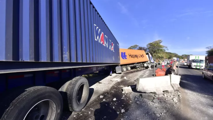 CIERRAN autopista Guadalajara a Colima; tractocamión cargado con material explosivo choca y se vuelca