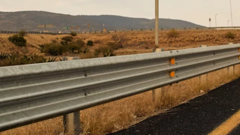 Hallan sin vida a una niña junto a autopista; investigan posible ritual de magia negra