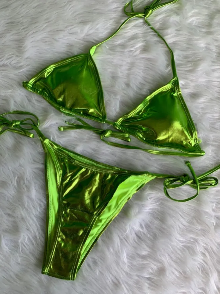 Los bikinis metálicos o con textura lucen bien en cuerpos de caderas anchas