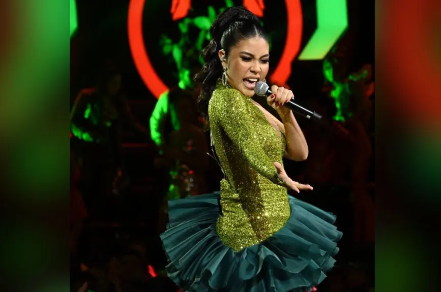 La belleza de Isaveli, su talento y su gran carisma la han vuelto protagonista de sus presentaciones, donde su voz retumba en los corazones de todos, siendo por sí misma una princesa, que lucha por sus sueños.