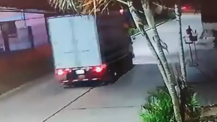 Camión provoca descarga eléctrica.jpg