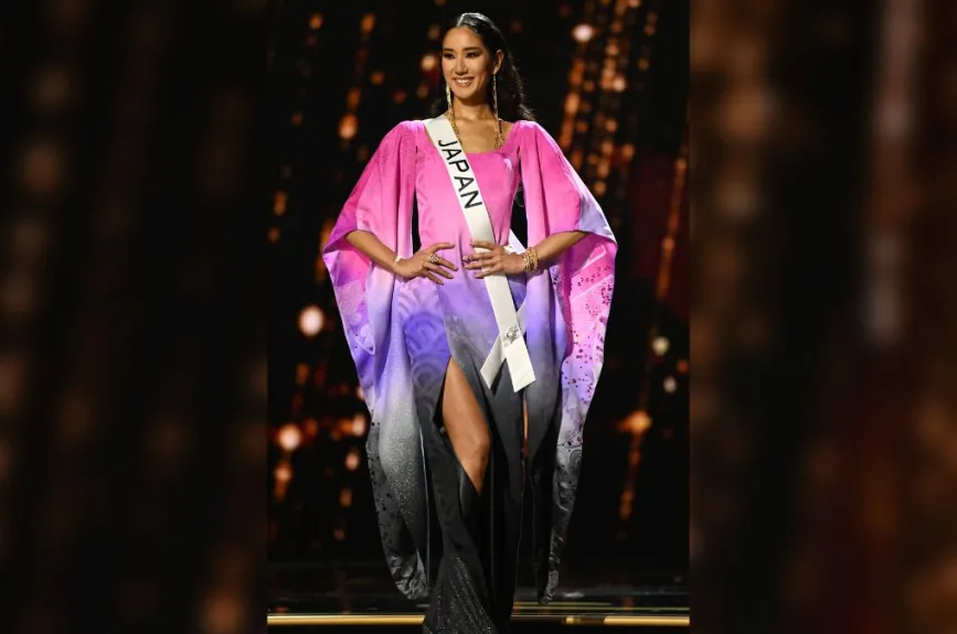 Marybelen Sakamoto, Miss Universo Japón 2022 compite en el escenario con su vestido de noche.