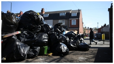 La basura se acumula en calles de Birmingham