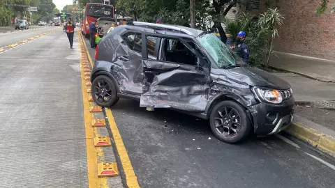 Choque en Narvarte entre Metrobús y auto particular