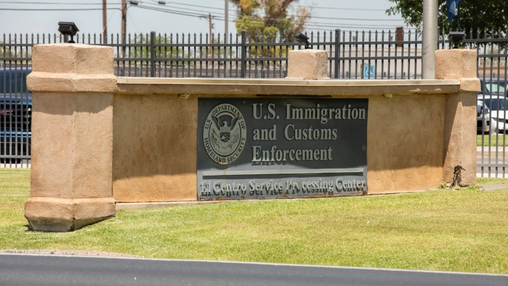 Entrada a las oficinas del Servicio de Control de Inmigración y Aduanas (ICE)