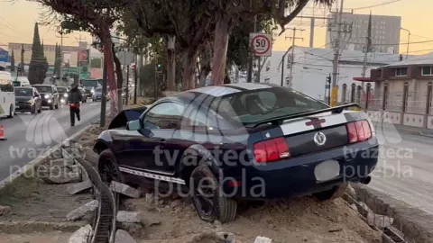 VIDEO: Vehículo quedó sobre camellón tras accidente sobre la Calzada Ignacio Zaragoza en Puebla hoy; conductor huyó