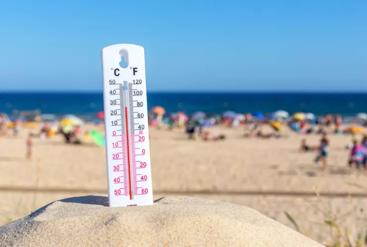 Un termómetro con altas temperaturas en una playa de California.