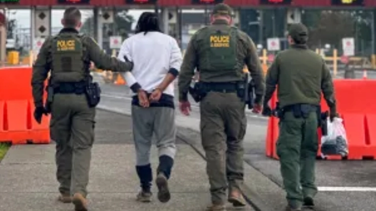 Agentes de la CBP junto al asesino detenido en la frontera