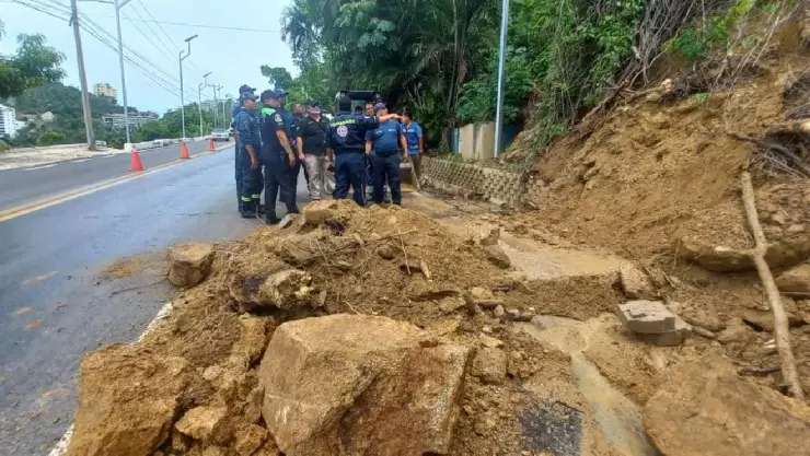 Lluvias arrastran piedras a la Escénica de Acapulco
