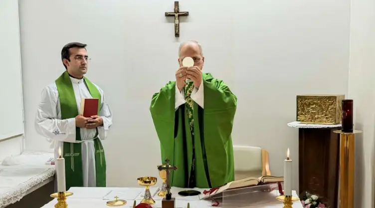 León XIV celebra misa en el Policlínico Agostino Gemelli de Roma.
