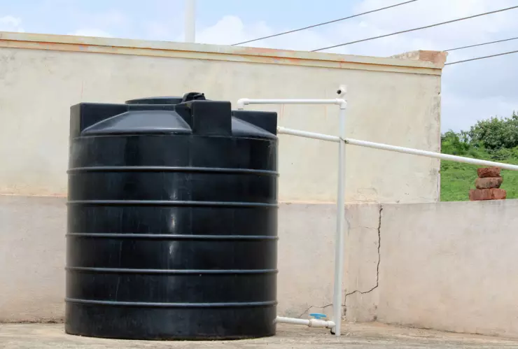 ¿Cómo limpiar un tinaco lleno y sin meterse?