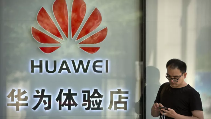 Un hombre pasa por una tienda con un logotipo de Huawei en un centro comercial en Beijing, el miércoles 29 de mayo del 2019. Imagen, AP.