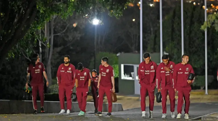 jugadores de la selección mexicana llegan a la concentración.jpg