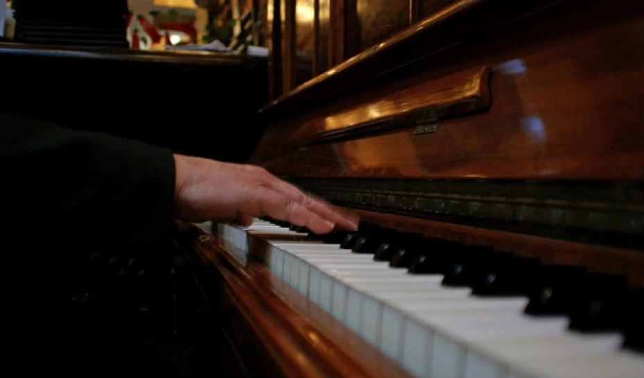 Itzel, una estudiante invidente de la UNAM, consiguió ser concertista de piano y tener un título profesional tras 6 años de estudios en una escuela no especializada en invidentes