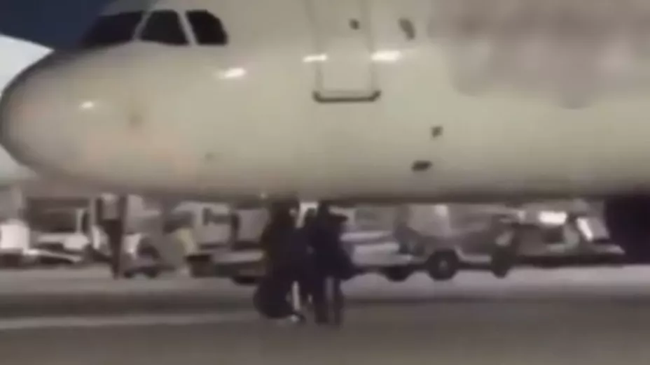 Pasajeros corren por la pista para alcanzar avión y son detenidos en Alemania