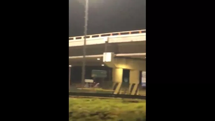 Sacan a mujer de su casa, le cortan el brazo y la cuelgan de puente.