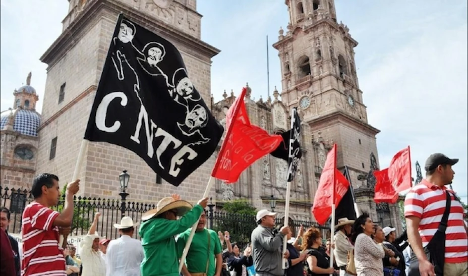 Por tercer día consecutivo, profesores y estudiantes de las Normales regionales de Oaxaca continúan con las protestas por la desaparición de 43 de sus compañeros en Guerrero.