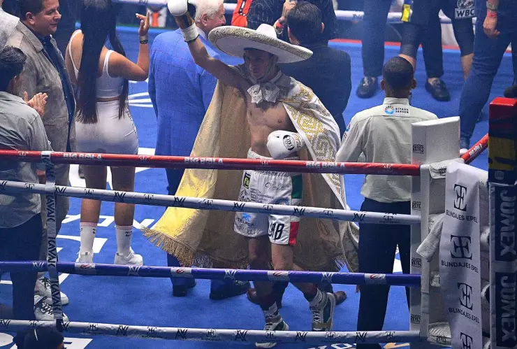 David Picasso entrando al ring para su pelea en la Arena CDMX