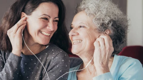 Mamé e hija escuchando música.jpg