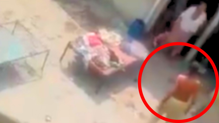 hombre que agrede a su hija en Pakistán