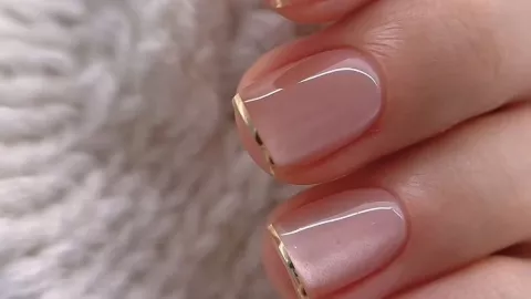El diseño de uñas micro french elegante que combina con todo