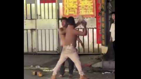 Hombre golpea a otro con un bloque de cemento durante discusión.png