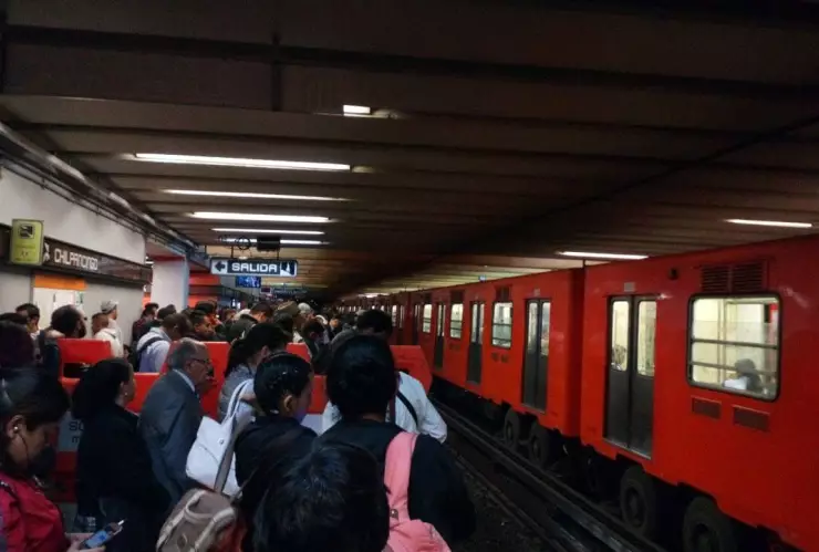 Persona baja a las vías de la Línea 3 del Metro CDMX y provoca retrasos