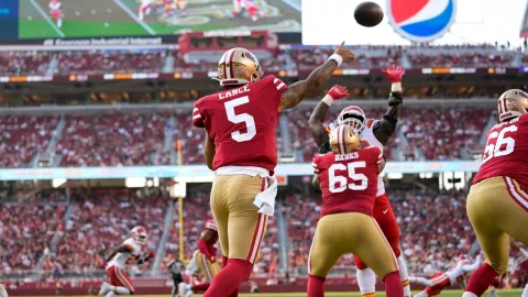 Trey Lance lanza el balón con los San Francisco 49ers