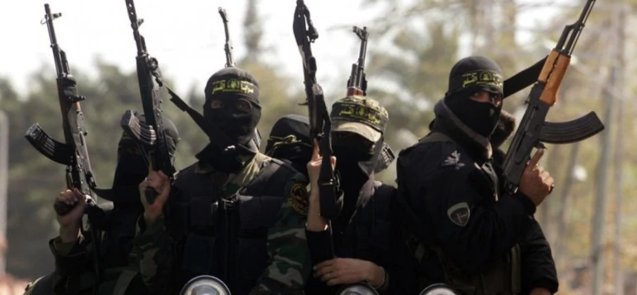 En el video se observa a las víctimas, vestidas con uniformes anaranjados y con las manos atadas a la espalda que son conducidos por adolescentes al centro de un campo donde los aguarda un grupo de terroristas.