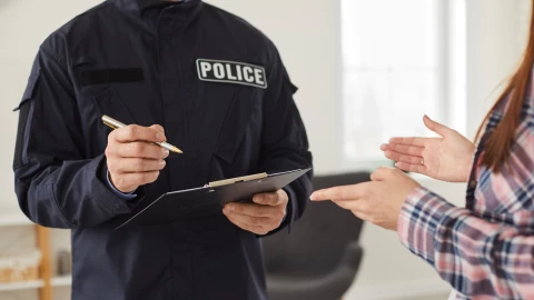 Un policía interrogando a una persona