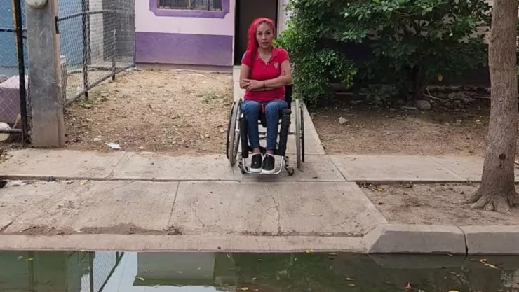 Fuga de aguas negras dificulta la vida de Olga, en Los Mochis