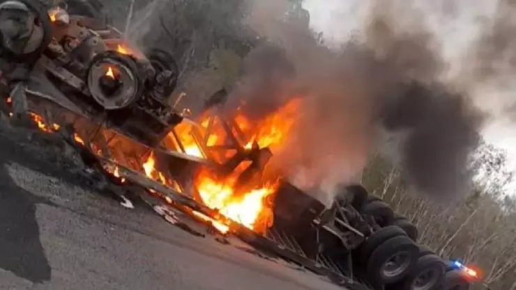 FOTO_ Tráiler de carga vuelca y se incendia cerca de la caseta en la Mérida-Cancún