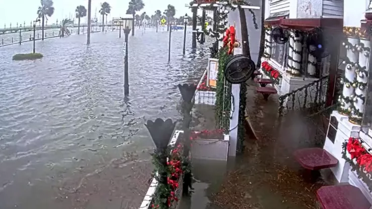Nicole se debilita a tormenta tras azotar Florida como huracán