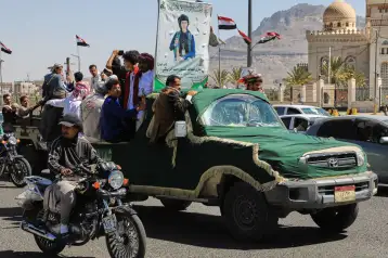 Procesión fúnebre por un miembro de los hutíes caído en Saná, Yemen.
