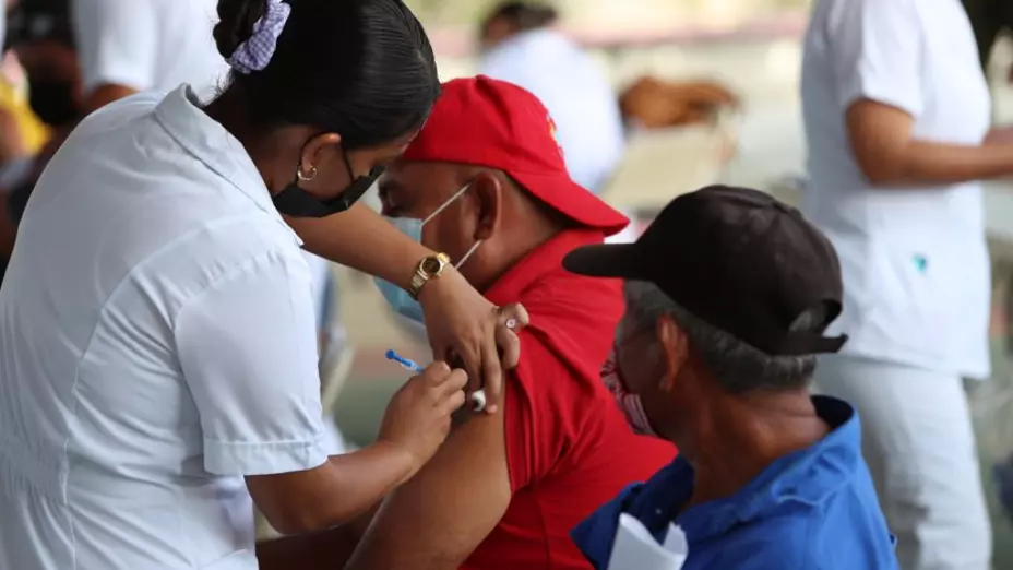 Vacuna de refuerzo en adultos de 50 a 59 años genera gran respuesta