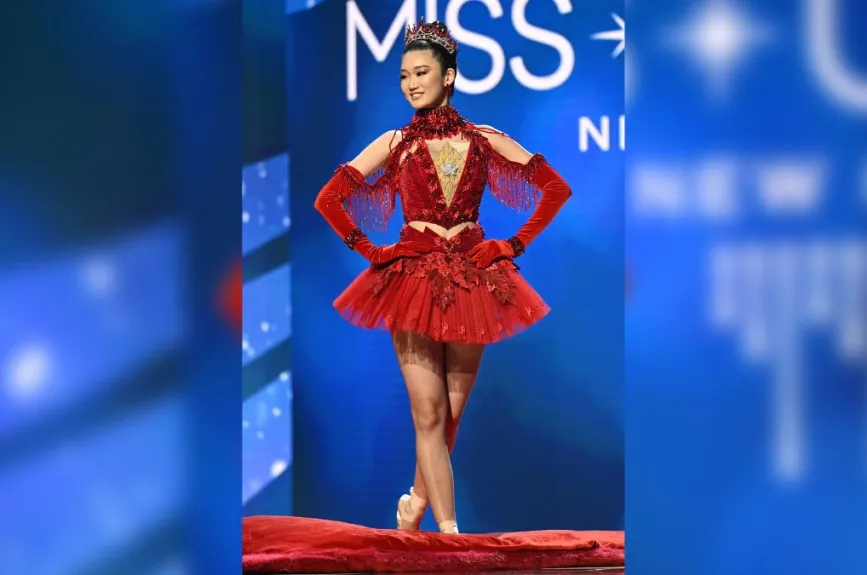 Amelia Tu, Miss Universo Canadá 2022 en el escenario durante la 71.ª Exposición.