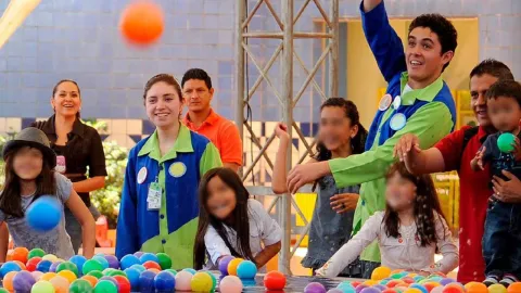 Niños jugando con pelotas de colores