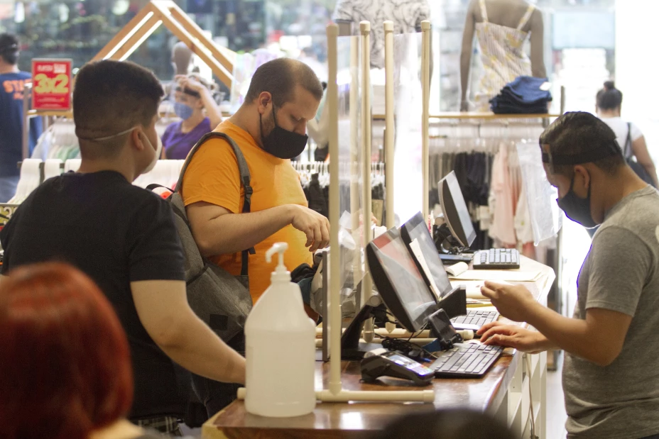 MONTERREY, NUEVO LEÓN, 13JUNIO2020.- Los ciudadanos del área metropolitana de Monterrey acuden a diferentes centros comerciales, después que este fin de semana se reabrieran.
FOTO: GABRIELA PÉREZ MONTIEL /CUARTOSCURO.COM