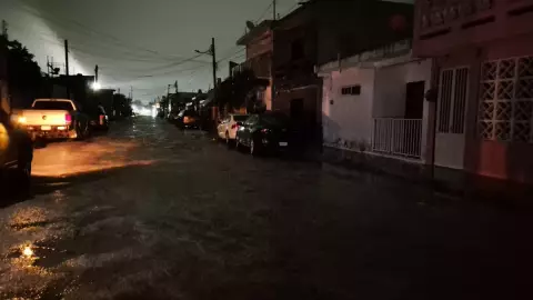 Reportan cortes de energía eléctrica en Progreso tras paso del Huracán Milton
