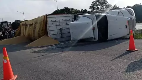 fuerte accidente volcadura trailer merida