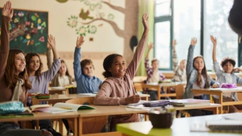 Becas Edomex 2025 para escuelas privadas: Turno de registro para primaria y secundaria; requisitos aquí. En la imagen se observa a un conjunto de niños participando en un salón de clases en una escuela privada.