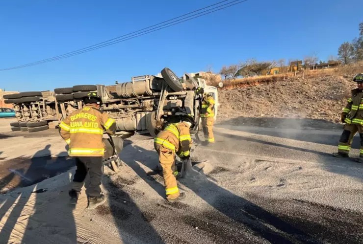 Camión tipo góndola sufre volcadura en la carretera libre Guanajuato-Silao, 7 mayo 2025.png