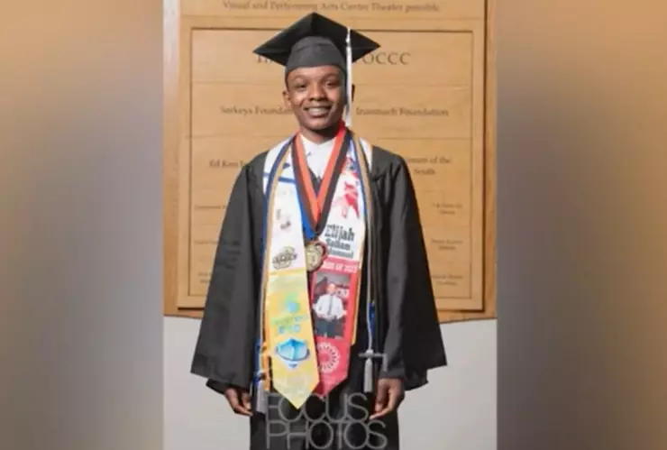 Estudiante de 13 años se gradúa de la universidad en Oklahoma.